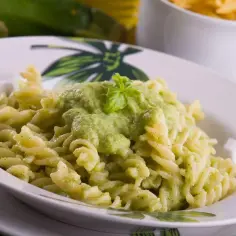 Prosty sos do spaghetti z cukinią – zdrowa alternatywa dla tradycyjnych sosów