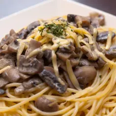 Szybkie spaghetti z pieczarkami bez mięsa, które zachwyci smakiem