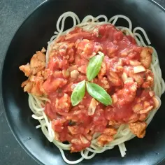 Jak przygotować domowy sos do spaghetti z pomidorów, który zachwyci