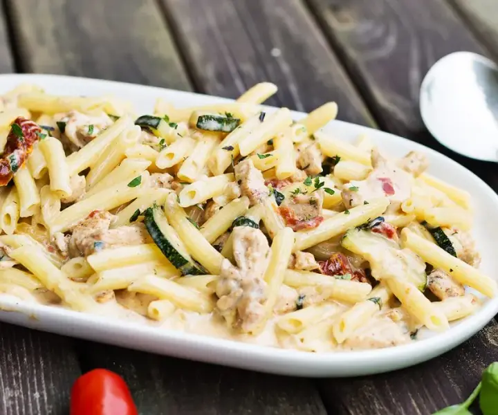 Penne z kurczakiem - proste przepisy na pyszne dania makaronowe