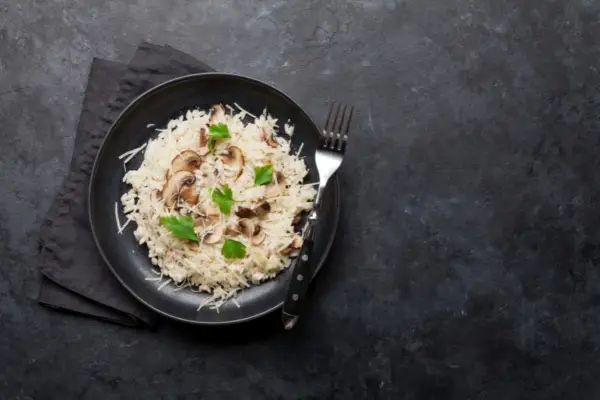 Ile bulionu do risotto? Kluczowe proporcje, które musisz znać